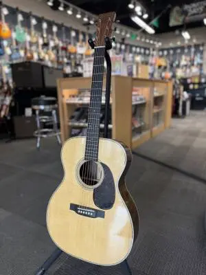 Martin Guitars - 000-28 V18