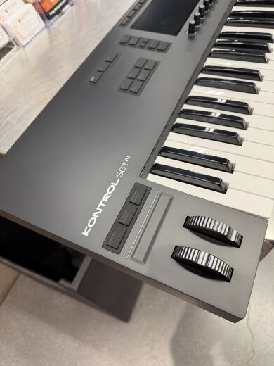 Native Instruments Kontrol S61 MK3 61-Note Keyboard Controller