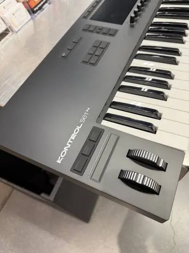 Native Instruments - KONTROL S61 MK3 2
