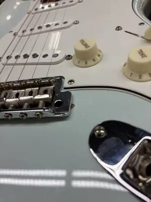 Fender - American Vintage II 1965 Stratocaster, Round-Lam Rosewood Fingerboard - Sonic Blue 2