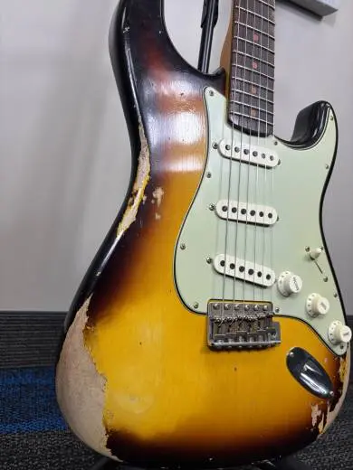 Fender Custom Shop - 1960 Stratocaster Heavy Relic, Rosewood Fingerboard - Faded Aged 3-Colour Sunburst 2