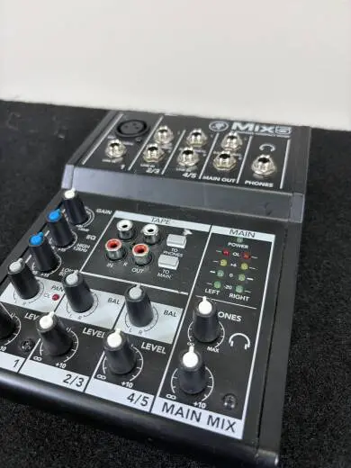 Mackie - MIX5 5-Channel Compact Mixer 2
