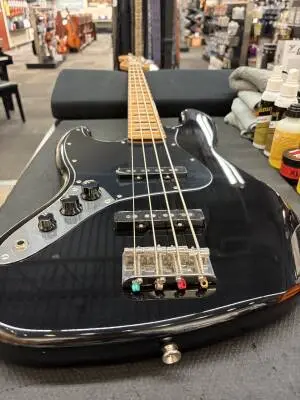Squier - Classic Vibe 70s J-Bass Left 2