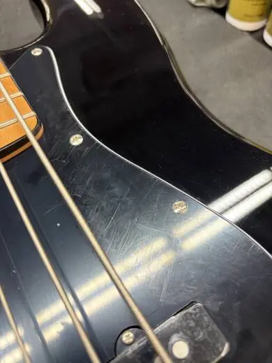 Squier - Classic Vibe 70s J-Bass Left 2
