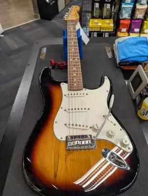 Fender Player Stratocaster Pau Ferro 3 Tone Sunburst