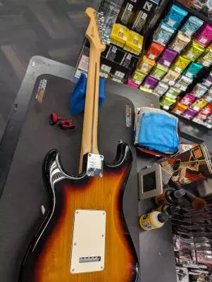 Fender Player Stratocaster Pau Ferro 3 Tone Sunburst 2