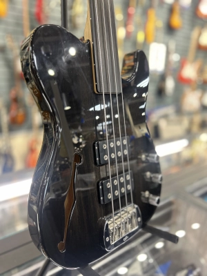 G&L ASAT Fretless Semi-Hollow Bass 2