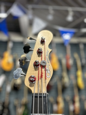 G&L ASAT Fretless Semi-Hollow Bass 2