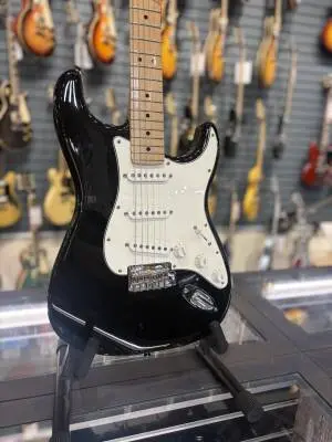 Fender - Player Strat in Black 2