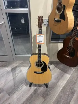 Martin Guitars - J-40