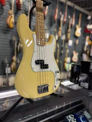Fender - PBass in Buttercream 2