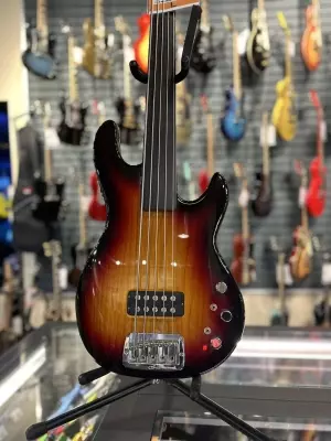 G&L USA L-1505 Fretless Bass 2
