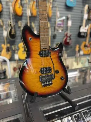 EVH - Wolfgang Standard in Baked Maple Quilt 3 Tone Sunburst 2