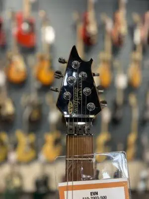 EVH - Wolfgang Standard in Baked Maple Quilt 3 Tone Sunburst 2