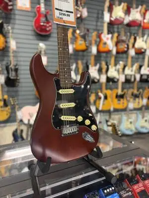 SQUIER STANDARD STRATOCASTER 2