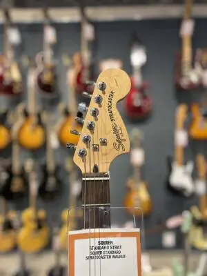 SQUIER STANDARD STRATOCASTER 2