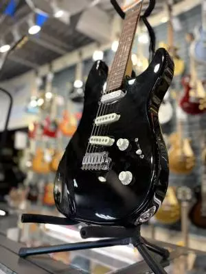 Godin Progression Black RN SSS Trem W/ Bag 2