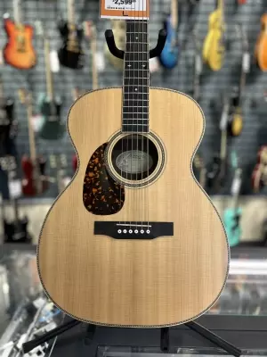 Larrivee - OM-40 Folk Guitar 2