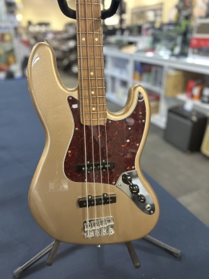 Fender Vintera 60s Jazz Bass Firemist Gold 2