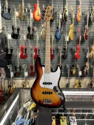 Squier - Affinity J Bass in 3 Tone Sunburst