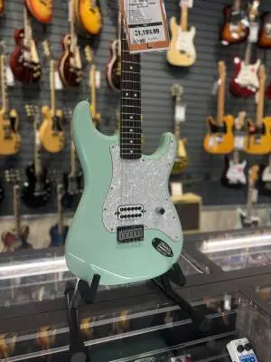 Fender - Tom Delonge Strat in Surf Green 2