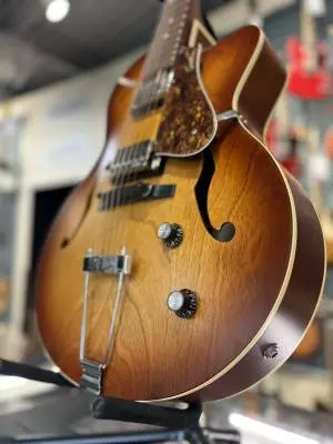 Godin Guitars 5th Avenue CW Kingpin II with Humbuckers 2
