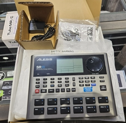 Alesis - SR-18 3