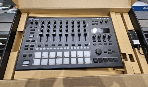 Roland - MC-707 2