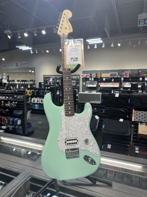 Gear Hunter | Fender Tom Delonge Stratocaster- Surf Green