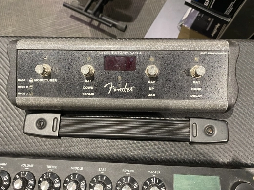 Fender Mustang V 150 Head 4