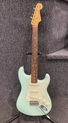 Fender - Vintera 60s Stratocaster, Pau Ferro Fingerboard - Surf Green