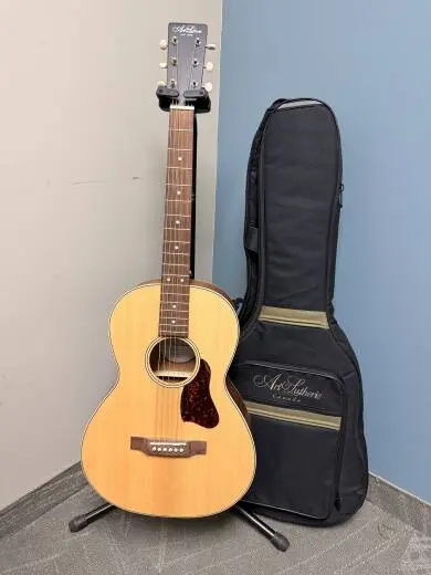 Art and Lutherie Roadhouse Natural