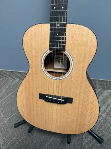 Martin Guitars - 000JR-10 LEFT 2