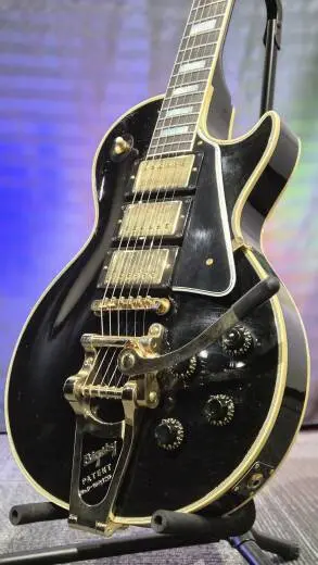 Gibson Custom Shop - Guitare Les Paul Custom '57 3 pick-ups avec Bigsby or Murphy Lab Lite Aged - �b�ne 2
