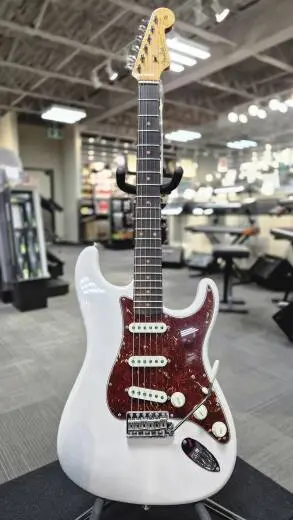 Fender Custom Shop - Stratocaster DLX Closet Classic en pin torr�fi� en couleur blanc blond