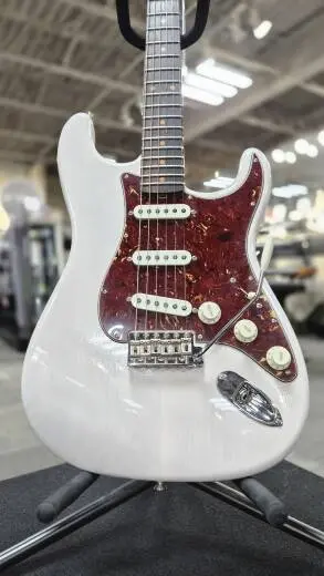 Fender Custom Shop - Stratocaster DLX Closet Classic en pin torr�fi� en couleur blanc blond 2