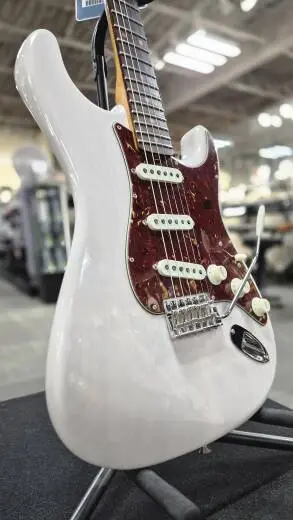Fender Custom Shop - Stratocaster DLX Closet Classic en pin torr�fi� en couleur blanc blond 2
