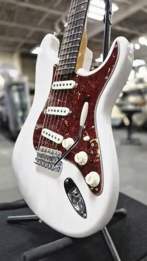 Fender Custom Shop - Stratocaster DLX Closet Classic en pin torr�fi� en couleur blanc blond 2