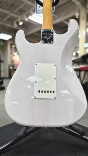 Fender Custom Shop - Stratocaster DLX Closet Classic en pin torr�fi� en couleur blanc blond 2