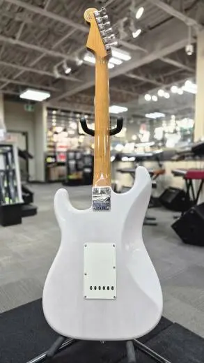 Fender Custom Shop - Stratocaster DLX Closet Classic en pin torr�fi� en couleur blanc blond 2