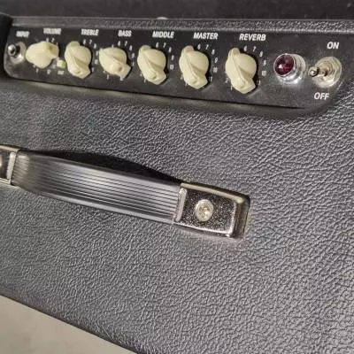 Fender - Amplificateur combo  lampes Blues Junior IV 15W 1x12 - Noir 2