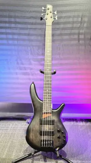 Ibanez - Basse �lectrique SR Standard � 5 cordes (fini Burst � teinte noire)