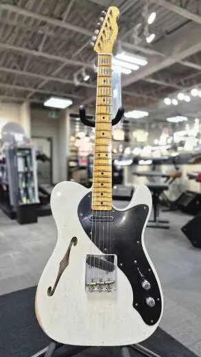 Fender Custom Shop - Nocaster Thinline Relic en s�rie limit�e � manche en �rable monobloc sci� sur quartier (fini Aged White Blonde)