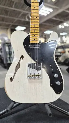 Fender Custom Shop - Nocaster Thinline Relic en s�rie limit�e � manche en �rable monobloc sci� sur quartier (fini Aged White Blonde) 2