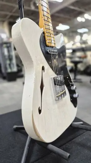 Fender Custom Shop - Nocaster Thinline Relic en s�rie limit�e � manche en �rable monobloc sci� sur quartier (fini Aged White Blonde) 2
