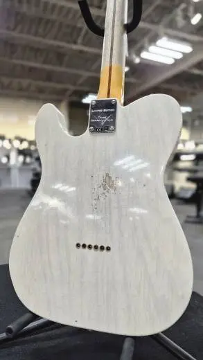 Fender Custom Shop - Nocaster Thinline Relic en s�rie limit�e � manche en �rable monobloc sci� sur quartier (fini Aged White Blonde) 2