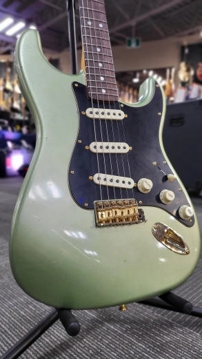 Fender Custom Shop - Stratocaster Journeyman Relic Dual-Mag 1965 en srie limite  quincaillerie Closet Classic  touche en palissandre (fini Aged Sage Green Metallic) 2