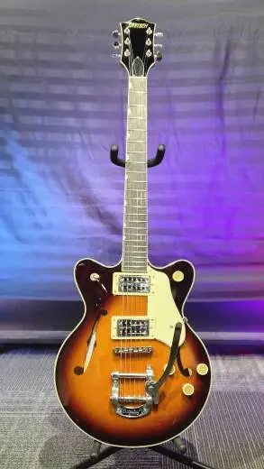 Gretsch Guitars - Streamliner G2655T Jr. � bloc central, double pan coup� et syst�me Bigsby (fini � lueur de forge �, touche en laurier)