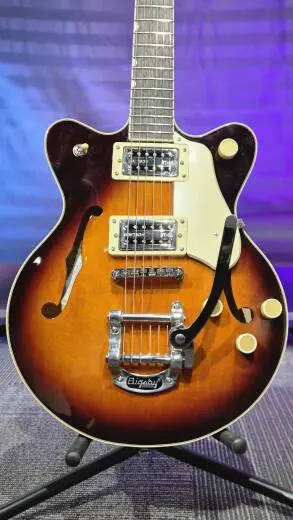 Gretsch Guitars - Streamliner G2655T Jr. � bloc central, double pan coup� et syst�me Bigsby (fini � lueur de forge �, touche en laurier) 2