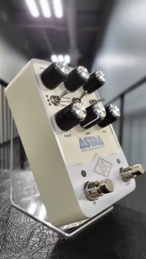 Universal Audio - Pédale d'effets stéréo Astra Modulation Machine 2